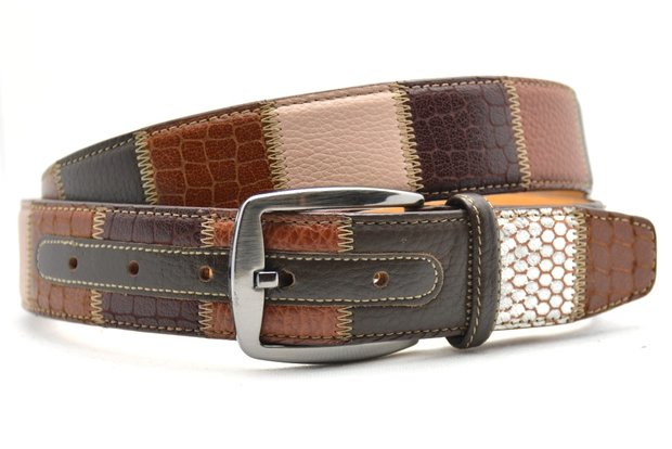 Handgemaakte exclusieve patchwork riem. Deze riem is met de hand  vervaardigd uit diverse leersoorten zoals kroko print, struisvogel print,  snake print, runderleer. Verpakt in een luxe geschenkverpakki 